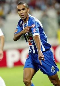 Costinha-mostra-escudo-de-campeao-a.jpg