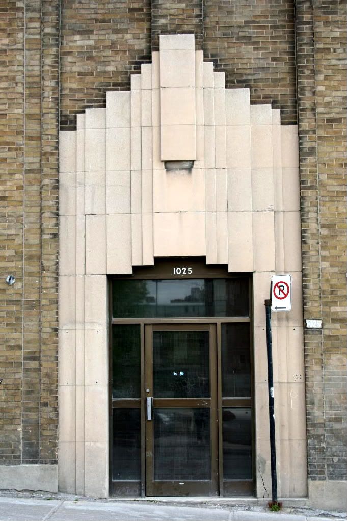 IMAGE: http://i22.photobucket.com/albums/b313/SRT101/Montreal/IMG_2438_1_1_1.jpg