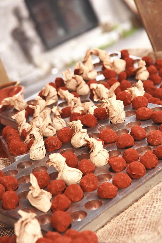 IMAGE: http://i22.photobucket.com/albums/b313/SRT101/Public%20MArket%202008/IMG_6141.jpg