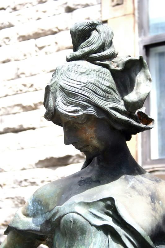 IMAGE: http://i22.photobucket.com/albums/b313/SRT101/Statues/IMG_9775-1.jpg