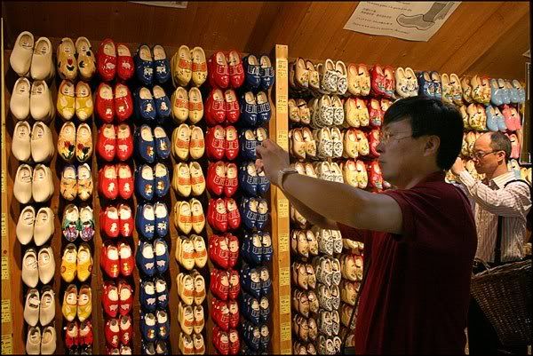 Turistas coreanos en tienda de zuecos