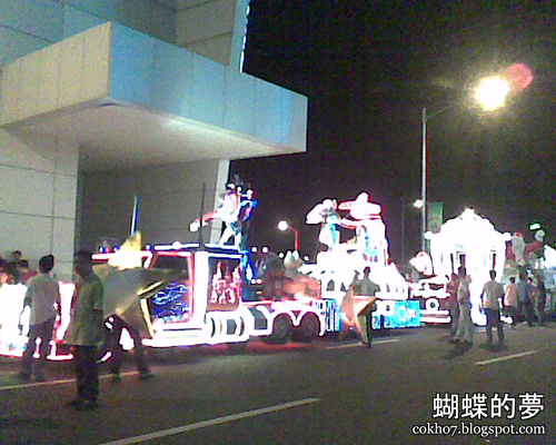 giant toy soldiers in sm the block