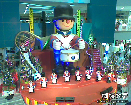 giant toy soldiers in sm the block