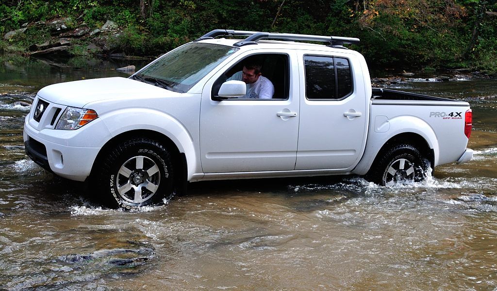 Nissan frontier crew cab vs. toyota tacoma double cab #3