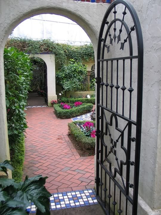 IMAGE: http://i22.photobucket.com/albums/b329/aquaticdesigns/court.jpg