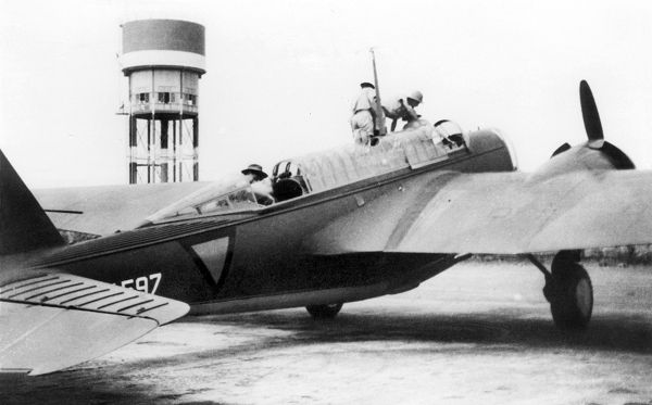 Glenn%20Darwin%201941-M597%20bij%20water