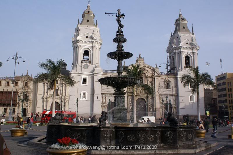 http://i22.photobucket.com/albums/b335/hardywang/Peru/Lima/Plaza%20de%20Armas/Cathedral/DSC03110.jpg