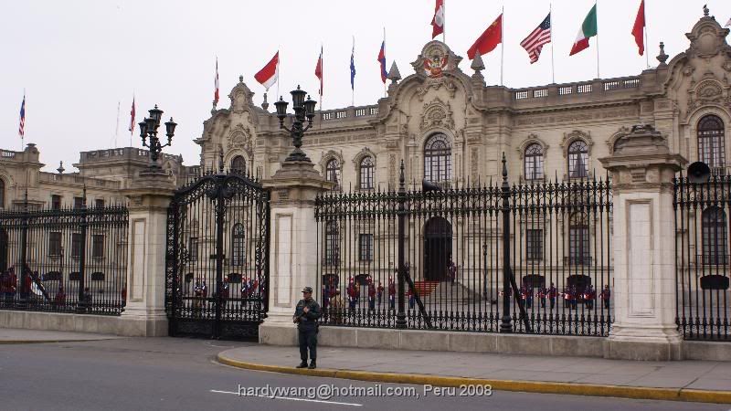 http://i22.photobucket.com/albums/b335/hardywang/Peru/Lima/Plaza%20de%20Armas/Palacio%20de%20Gobierno/DSC03040.jpg
