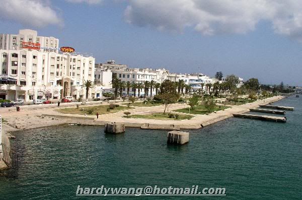 http://i22.photobucket.com/albums/b335/hardywang/Tunisia/Bizerte/canal.jpg