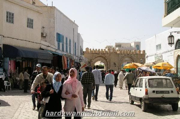 http://i22.photobucket.com/albums/b335/hardywang/Tunisia/Kairouan/Medina_07.jpg