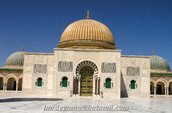 http://i22.photobucket.com/albums/b335/hardywang/Tunisia/Monastir/Mausoleum_Habib_Bourguiba_07.jpg