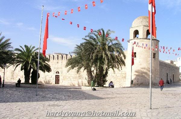 http://i22.photobucket.com/albums/b335/hardywang/Tunisia/Sousse/mosque_01.jpg