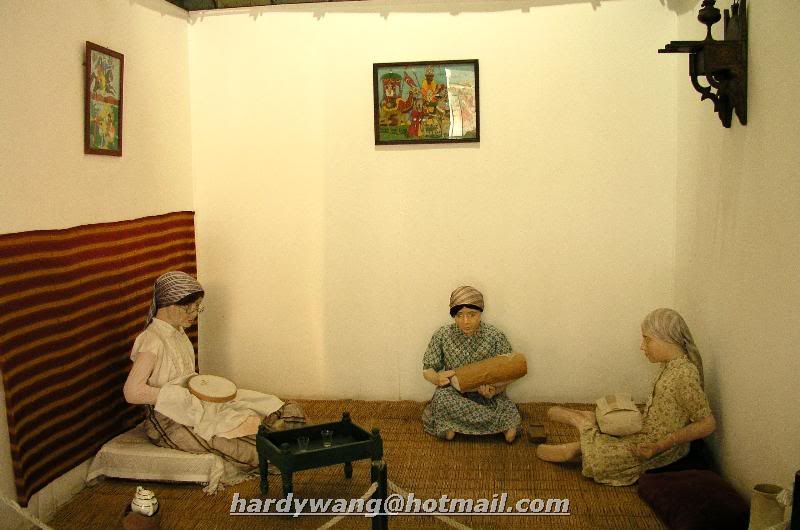 http://i22.photobucket.com/albums/b335/hardywang/Tunisia/Tunis/Medina/2nd_time_dar_ben_abdallah_museum_04.jpg