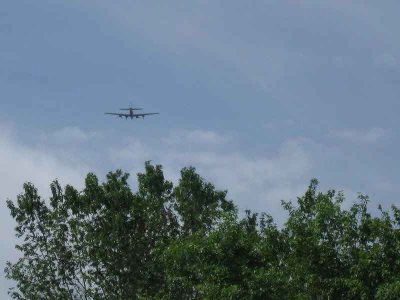 http://i22.photobucket.com/albums/b336/Bager1968/Aircraft/display%20aircraft/Ogden%20utah%20May%2031%20to%20June%201%202008/B-17flyingsouthoverhouse.jpg