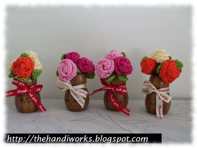 miniature knitted flowers as wedding favors