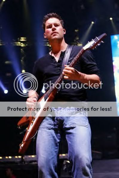 http://i22.photobucket.com/albums/b303/Teri1974/Nickelback/Ryan/ryan163.jpg